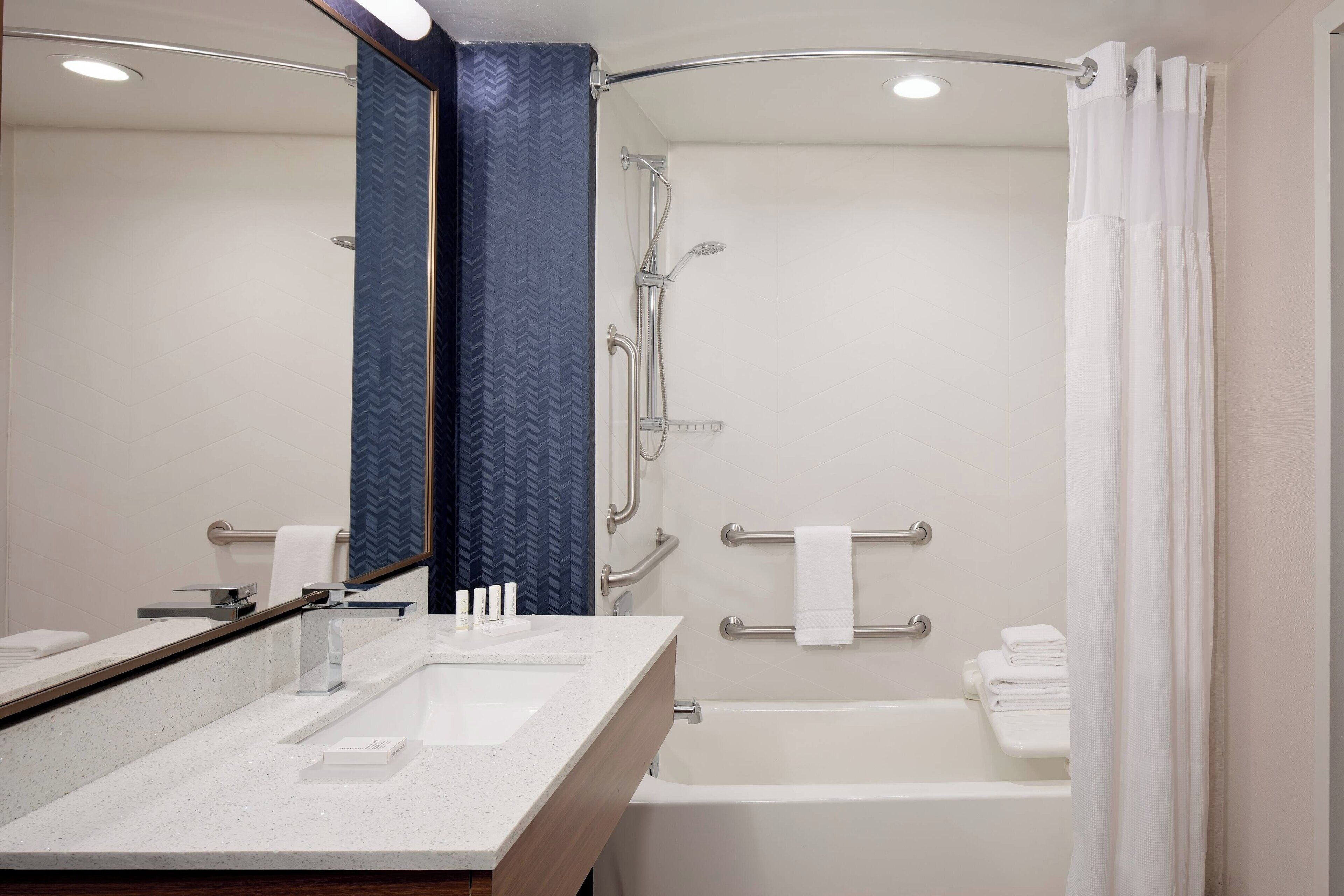 combined shower/bathtub, hydromassage showerhead, free toiletries