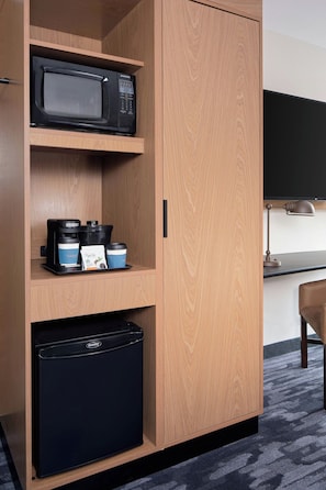 Roupas de cama premium, escrivaninha, espaço de trabalho para notebook