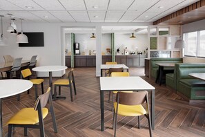 Free daily full breakfast - Fairfield Inn & Suites by Marriott Atlantic City Absecon (Absecon)