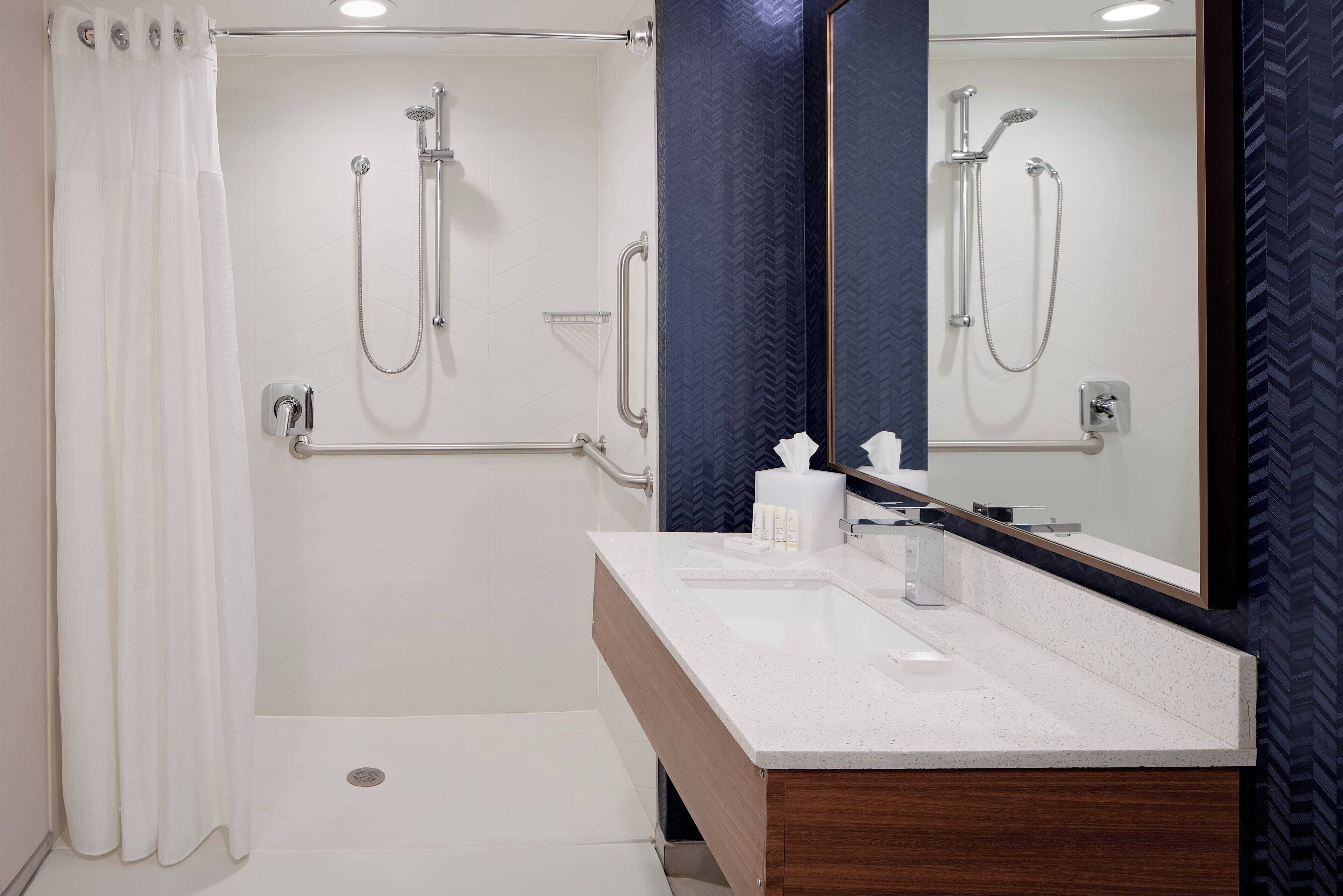 combined shower/bathtub, hydromassage showerhead, free toiletries