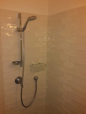 Apartamento, 2 habitaciones | Ducha del cuarto de baño