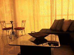 Apartamento, 2 habitaciones | Zona de estar | Televisión de pantalla plana de 40 pulgadas con canales por satélite