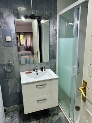 Free toiletries, towels, soap, shampoo - Apartamentos Goya 75 (Madrid)