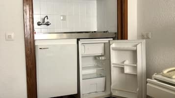 Frigorífico, microondas, placa de cocina y utensilios de cocina