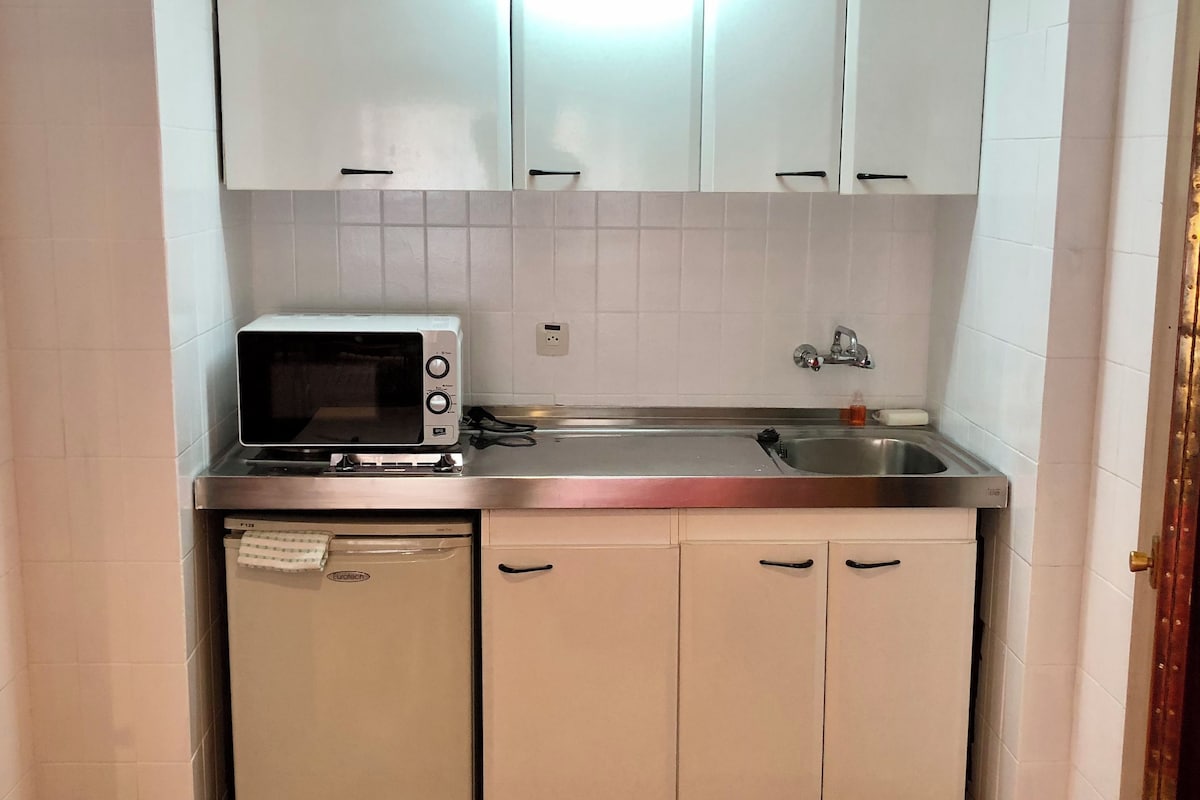 専用キッチン | 冷蔵庫、電子レンジ、コンロ、調理器具と食器