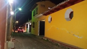 Front of property – evening/night - Hospedaje el Viajero Antigua (Antigua Guatemala)