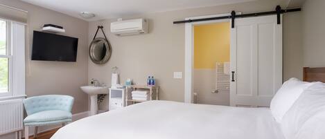 더블룸, 퀸사이즈침대 1개, 전용 욕실, 호수 전망 | 1 개의 침실, 다리미/다리미판, 무료 WiFi, 침대 시트