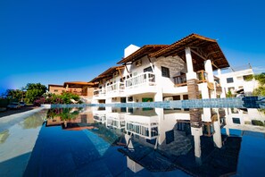 Outdoor pool, pool umbrellas, sun loungers - Inn Tribus (Trairi)