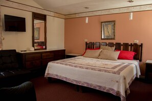 Luxury Double Room | Down duvets, iron/ironing board, free WiFi, bed sheets - Paqui B&B By Rotamundos (Chihuahua)