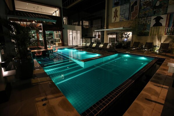 สระว่ายน้ำกลางแจ้ง