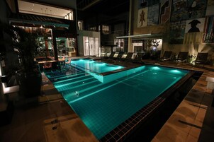 Una piscina al aire libre