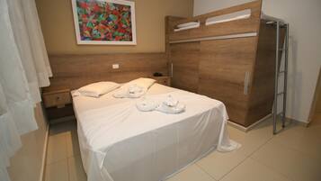 Roupas de cama antialérgicas, frigobar, cofres nos quartos, escrivaninha