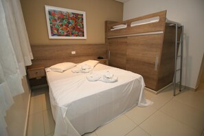 Ropa de cama hipoalergénica, minibar, caja fuerte y escritorio