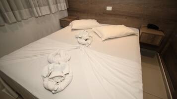 Roupas de cama antialérgicas, frigobar, cofres nos quartos, escrivaninha