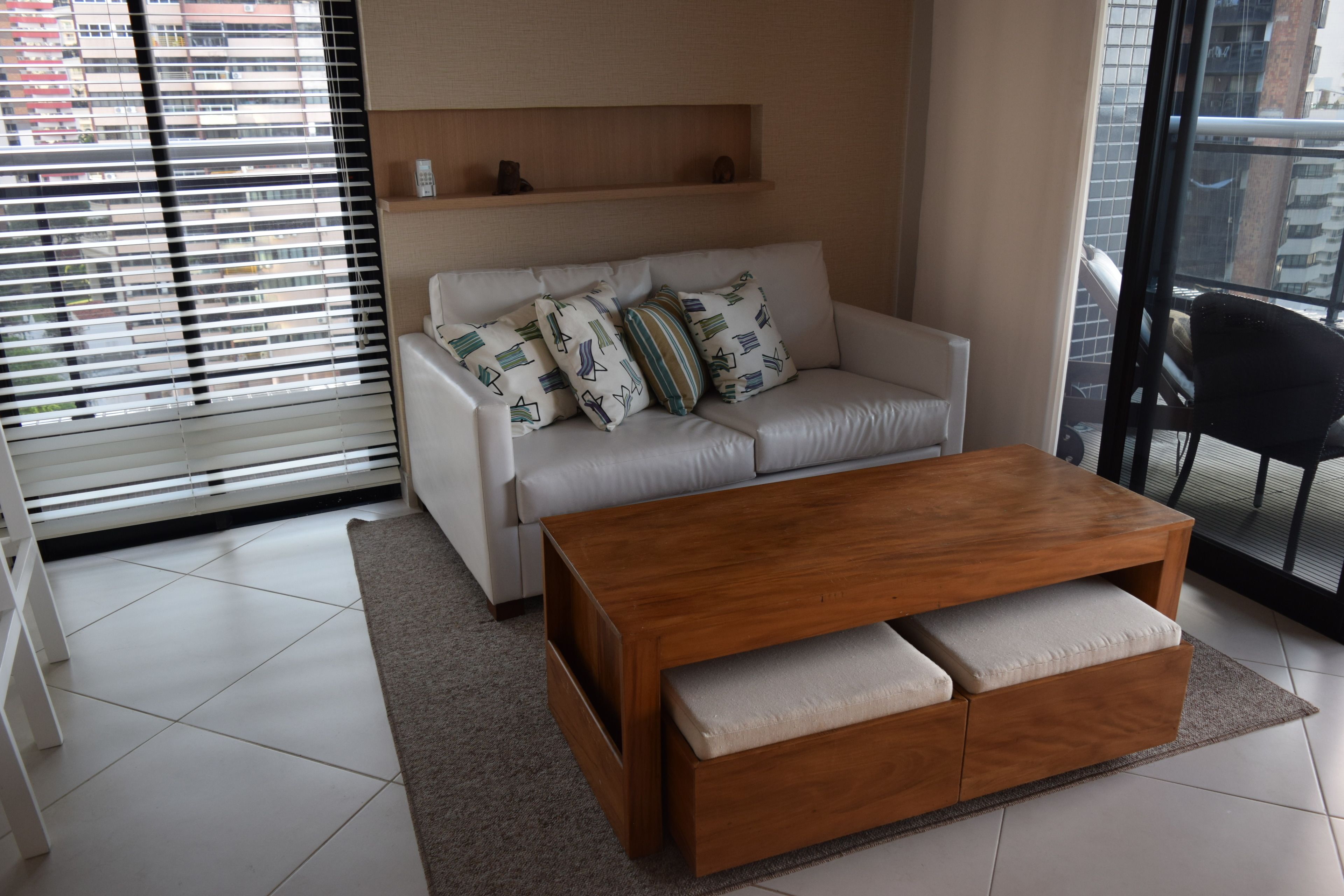 Apartamento Luxo Quádruplo, 2 Quartos, Vista Mar | Sala de estar | TV de tela plana