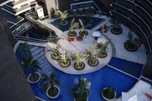 Una piscina techada, 2 piscinas al aire libre