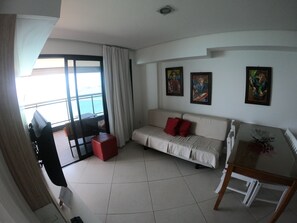 Appartement Confort, 2 chambres, vue sur la mer | Aire de séjour | Téléviseur à écran plat