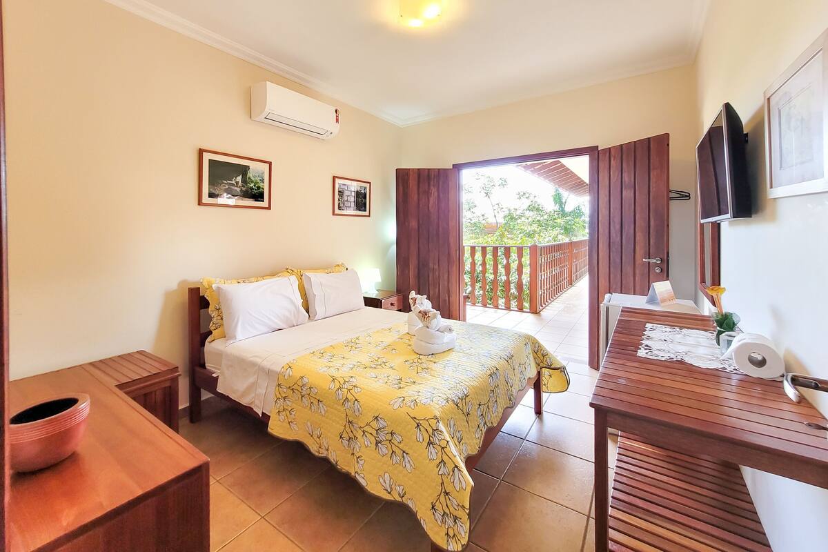 Minibar, free WiFi, bed sheets