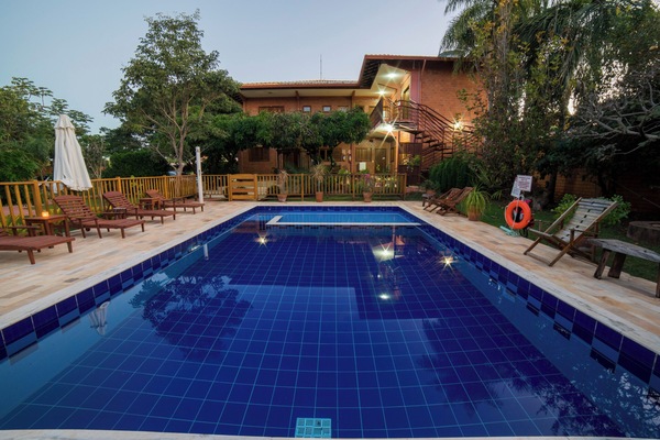 Piscina externa, funciona das 7h às 22h, espreguiçadeiras