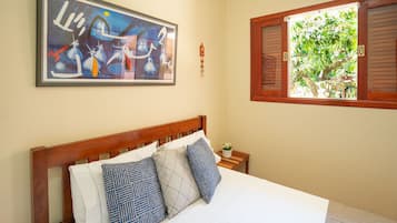 Quarto triplo standard | Frigobar, Wi-Fi de cortesia, roupa de cama