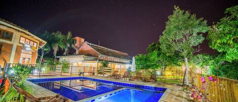 Ulkouima-allas avoinna 7.00–22.00, aurinkotuoleja