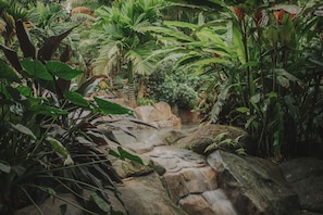 2 piscines extérieures, chaises longues
