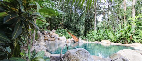 2 outdoor pools, pool loungers