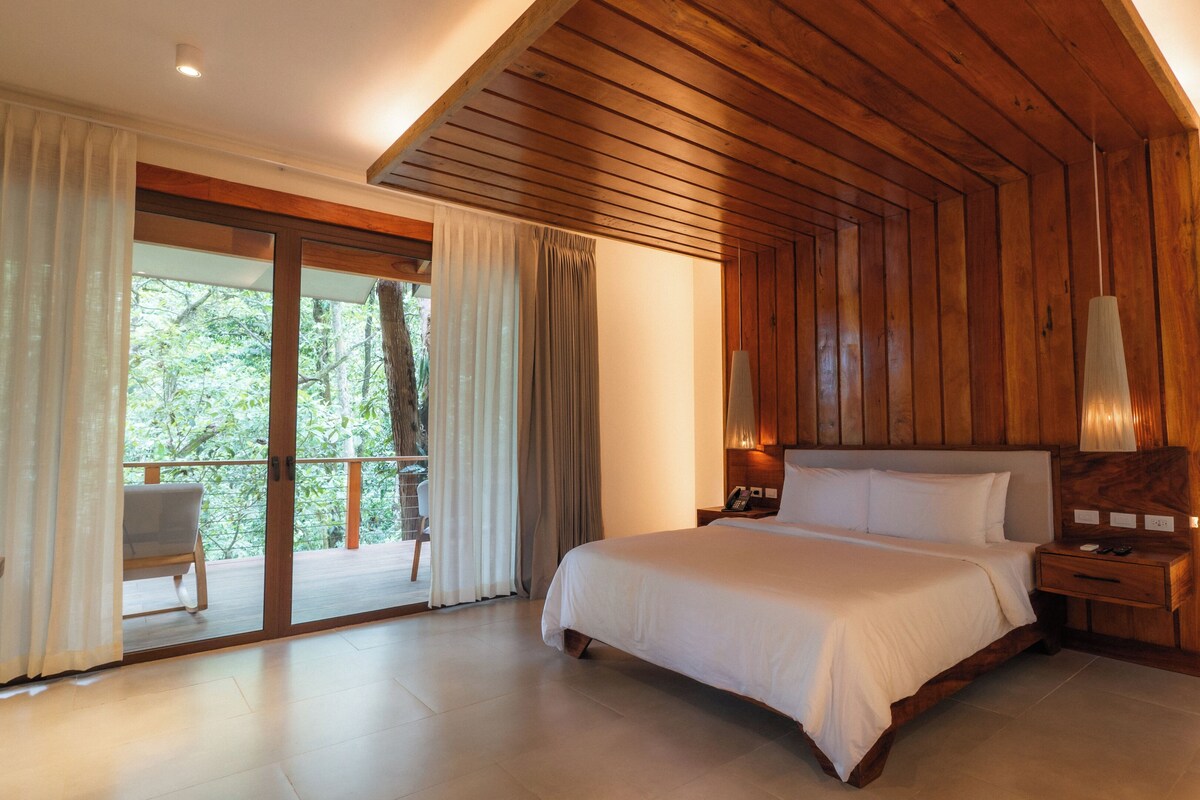 Casa Deluxe en un árbol | Ropa de cama de alta calidad, edredones de plumas, escritorio