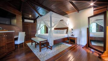 Deluxe Bungalow | Premium bedding, down duvets, individually decorated, desk