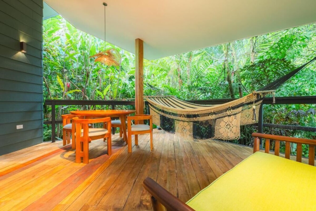 Casita Suite | Ropa de cama de alta calidad, edredones de plumas, escritorio