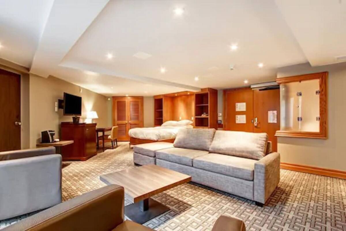 Deluxe Room, 1 Katil Ratu (Queen), Jetted Tub, Courtyard Area | Dihias secara berasingan, ruang kerja komputer riba