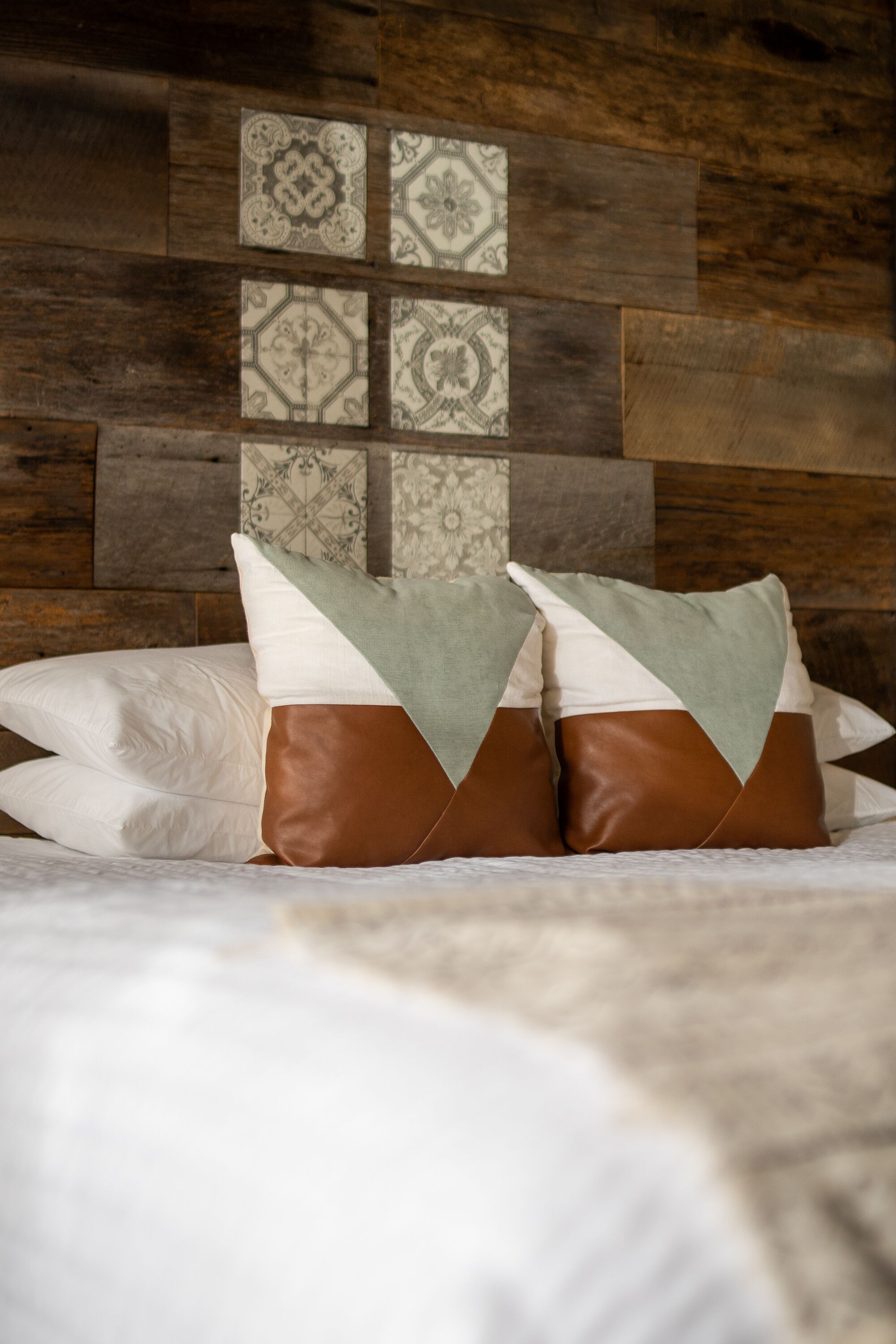 standard room, 1 king bed, non smoking | 1 bedroom, down duvets, minibar, iron/ironing board