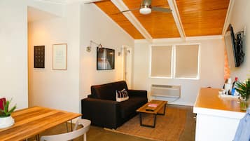 Suite, 1 kingsize bed met slaapbank, niet-roken | Woonruimte | Een 32-inch smart-tv met kabelzenders en een televisie