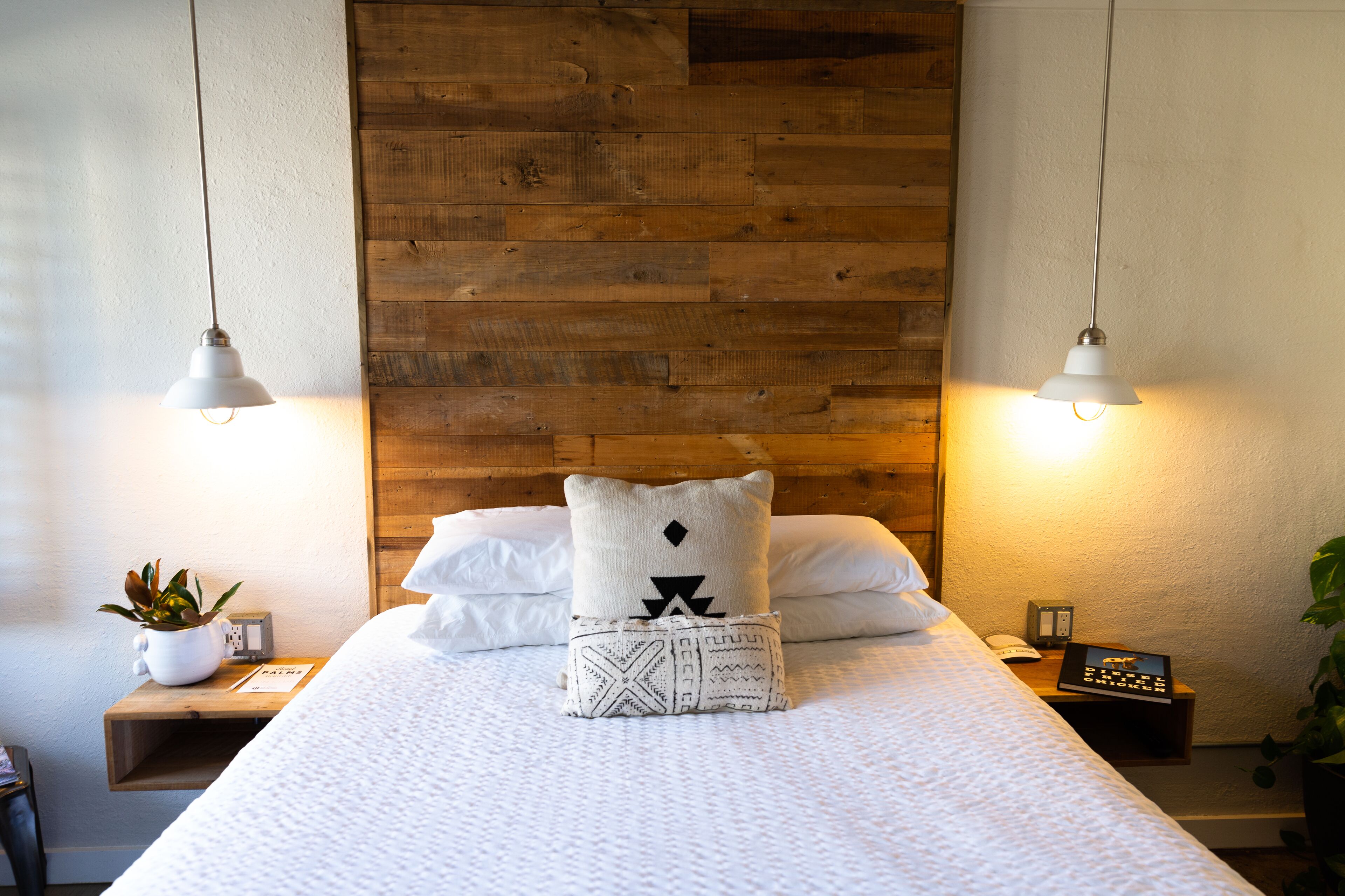 standard room, 1 queen bed, non smoking | 1 bedroom, down duvets, minibar, iron/ironing board