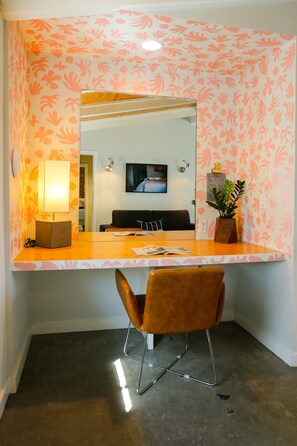 套房, 1 张特大床和 1 张沙发床, 无烟房 | 起居区 | 32-英寸智能电视 （配备有线频道）、电视