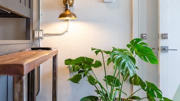 1 habitación, cubrecamas, minibar y tabla de planchar con plancha