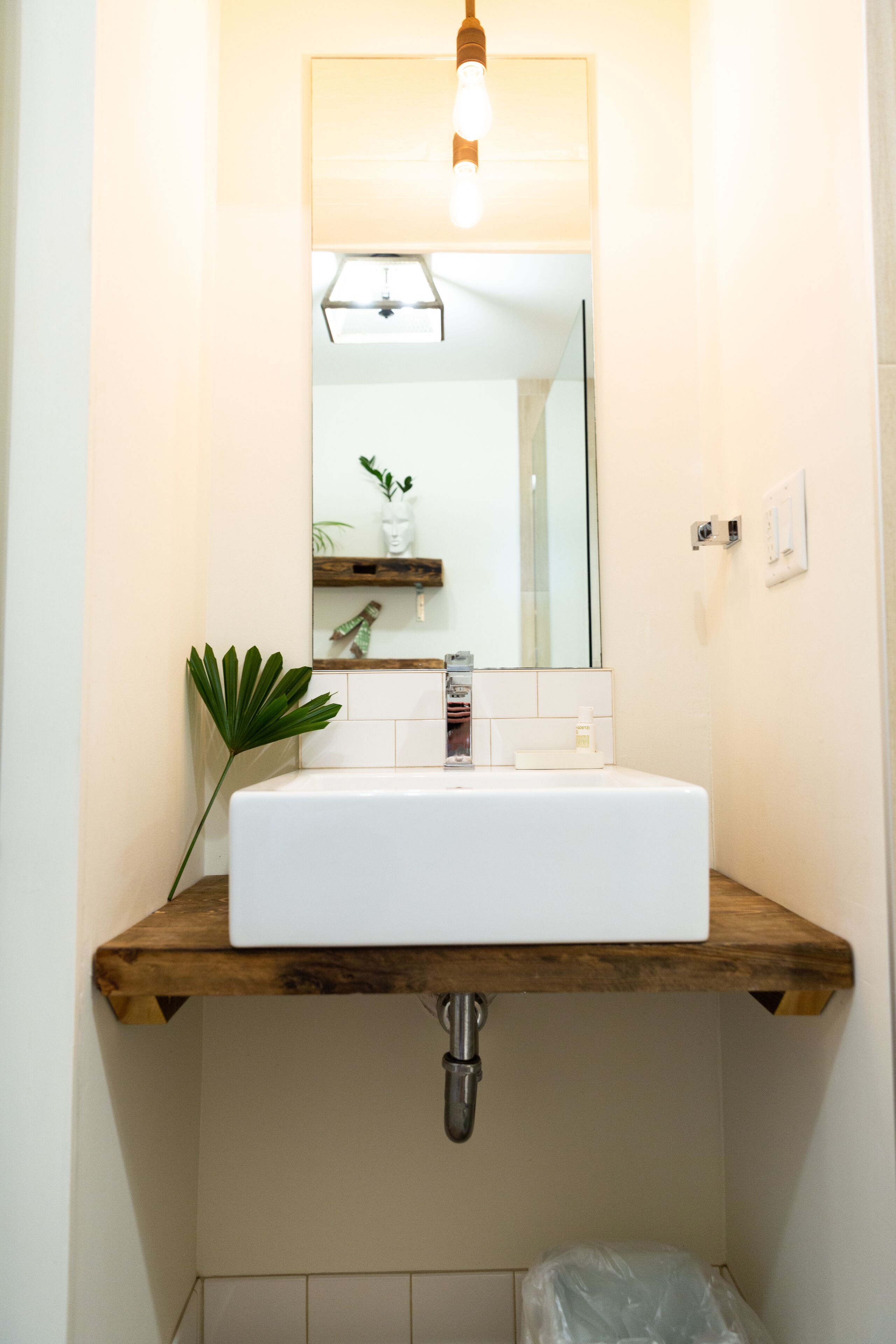 standard room, 1 queen bed, non smoking | bathroom | shower, rainfall showerhead, designer toiletries, hair dryer