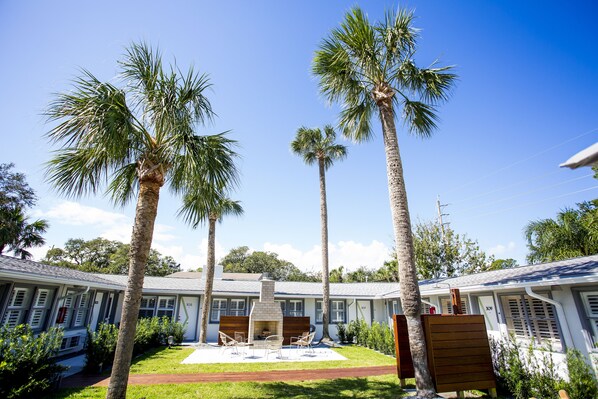 Interior - The Hotel Palms Courtyard (Atlantic Beach)