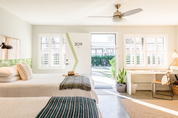 Kamar Standar, 2 Tempat Tidur Queen, Bebas Asap Rokok | Selimut bulu angsa, minibar, setrika/meja setrika, dan Wi-Fi