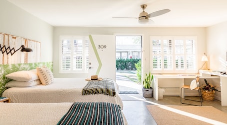 1 habitación, cubrecamas, minibar y tabla de planchar con plancha