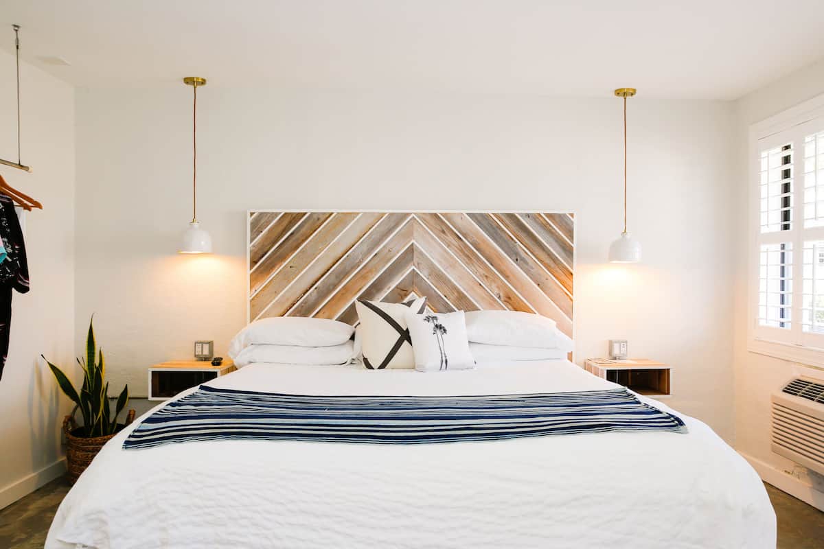 Standard Room, 1 King Bed, Non Smoking | Down comforters, minibar, iron/ironing board (on request), WiFi