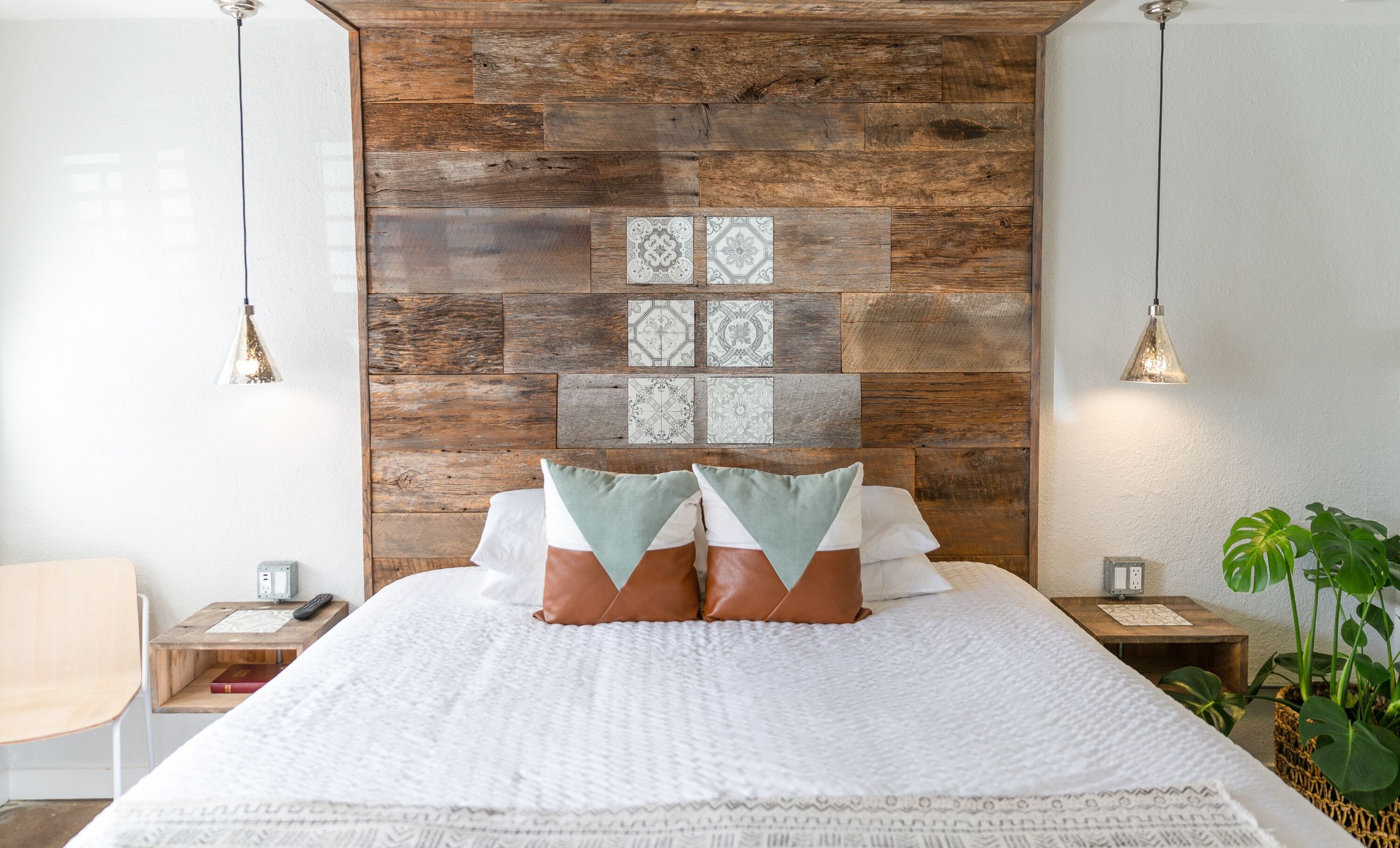 standard room, 1 king bed, non smoking | 1 bedroom, down duvets, minibar, iron/ironing board