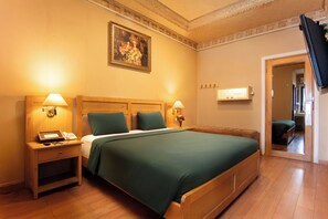 Superior Room | Bathroom | Shower, free toiletries, hair dryer, towels