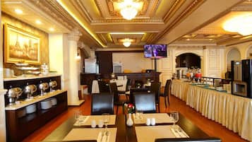 Serveert ontbijt, lunch, diner, Indonesische gerechten
