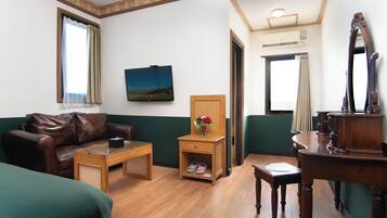 Deluxe Room | Desk, free WiFi