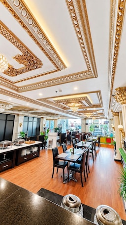 Breakfast, lunch and dinner served . Kangen Boutique Hotel