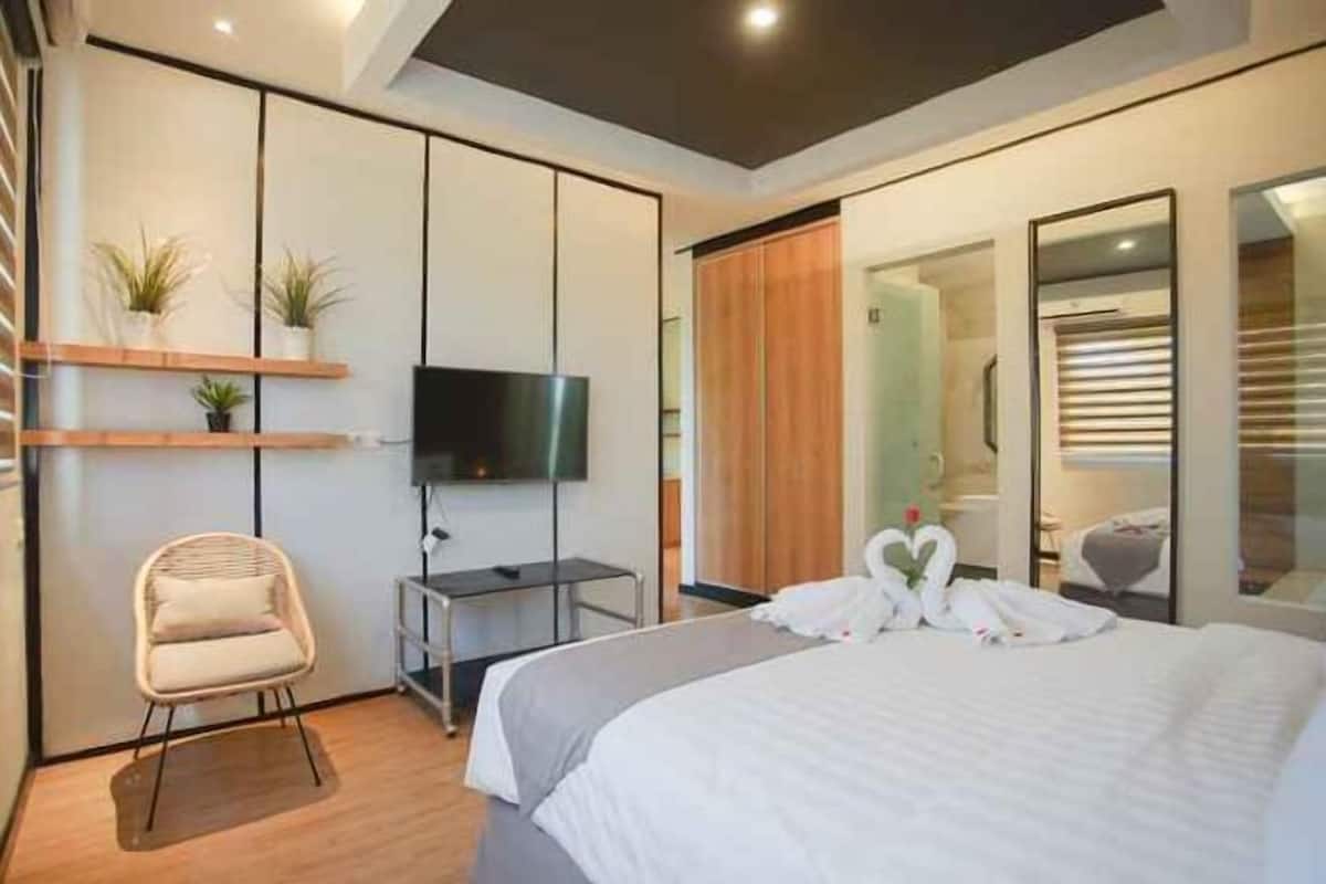 In-room safe, desk, soundproofing, free WiFi