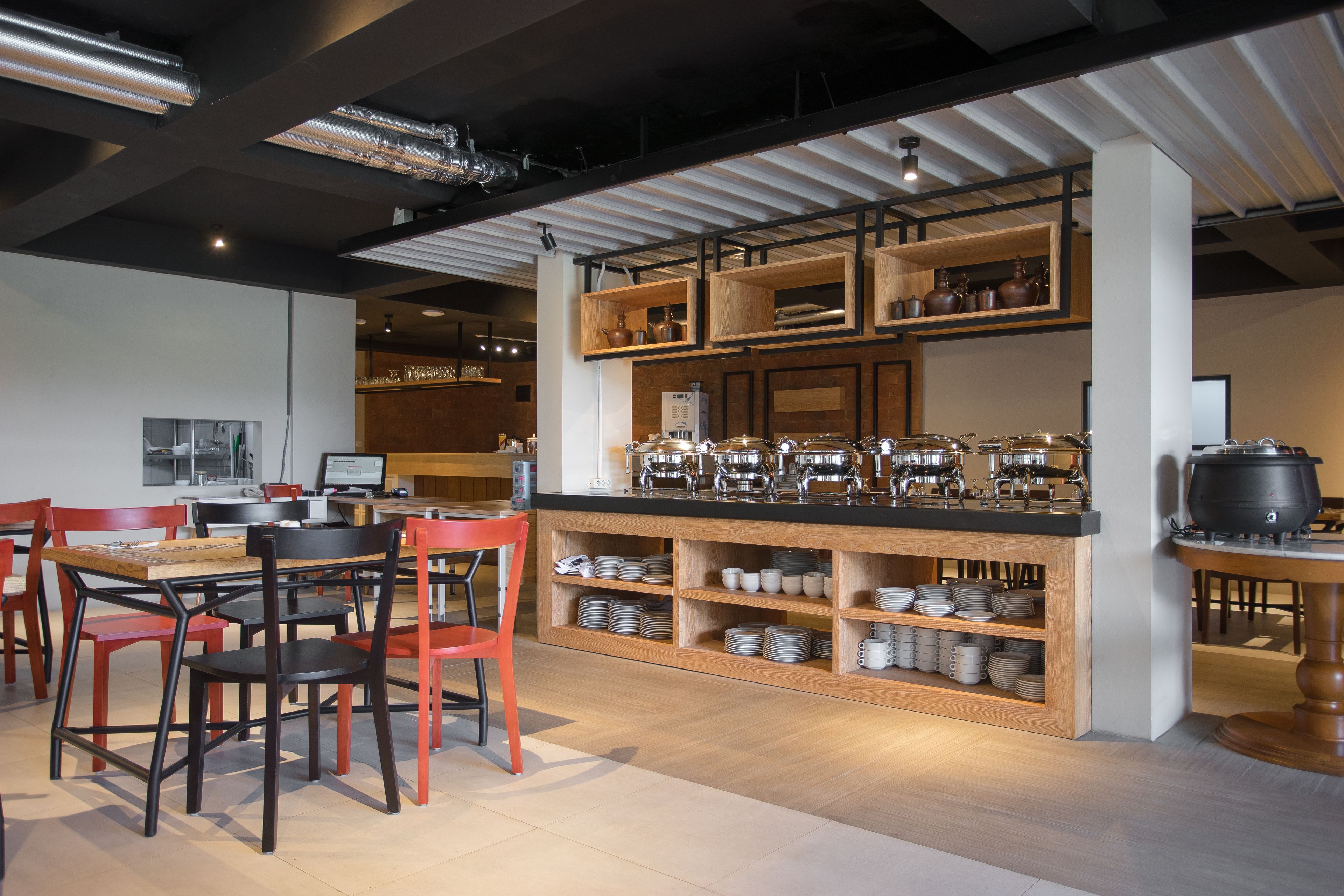 Breakfast, lunch, dinner served; international cuisine 