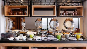 Melayani sarapan dan makan siang dengan sajian masakan internasional