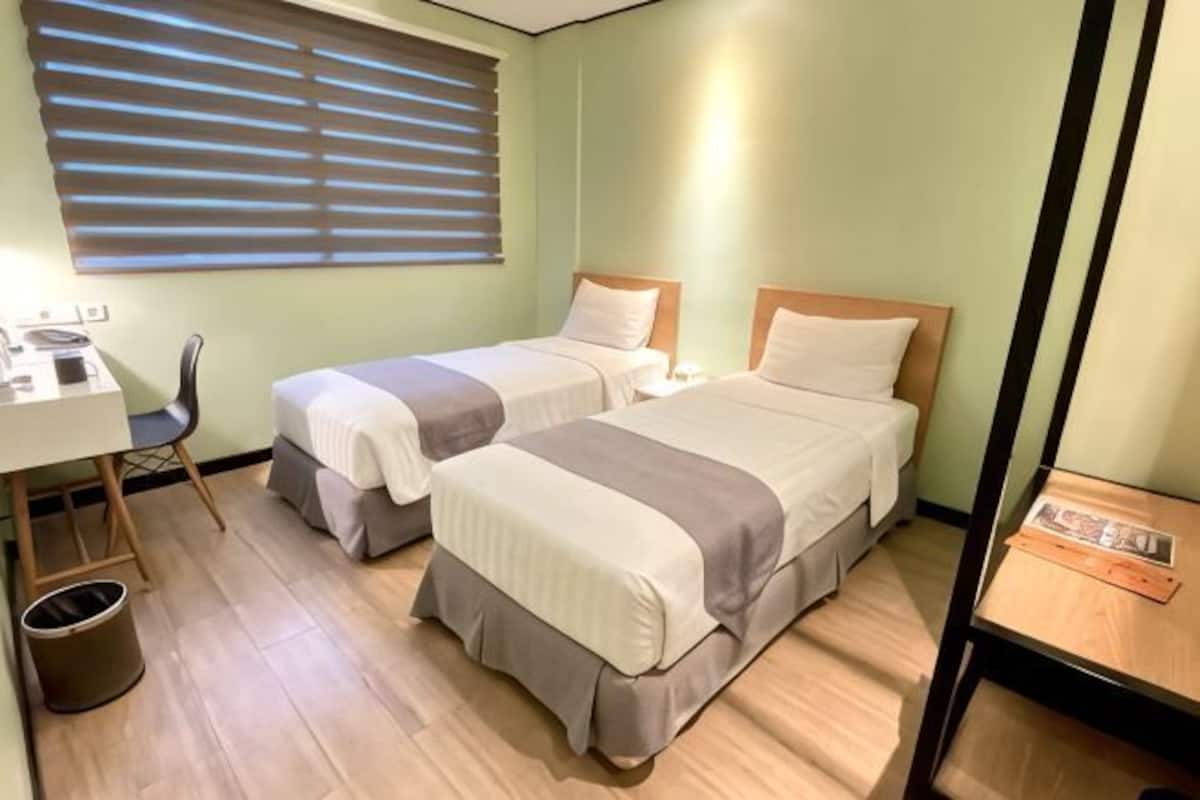 In-room safe, desk, soundproofing, free WiFi